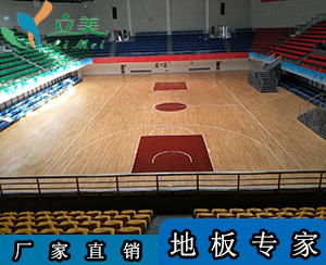 柞木运动木地板是室内球场常用的木地板材质之一，具有良好的运动性能和耐用性。以下是关于它的详细介绍：      材质特性         木材外观：柞木的木质为白色至浅棕色，心材粉红棕色，绝大部份为直纹，纹理较粗糙，具有浓郁的自然气息。         image         建筑材料 柞木运动木地板         物理性能：柞木密度适中，Janka 硬度约 1360。其比重大，强度高，具有中等抗弯曲强度及刚性，断裂强度高，握钉力大，不易弯折，能够很好地防止地板出现变形起拱的现象。同时，柞木的柔韧性优